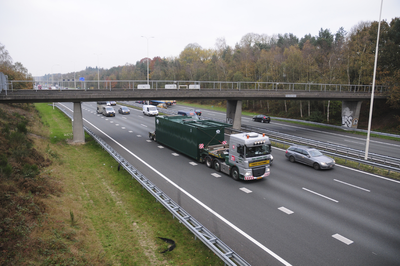 900419 Gezicht op het voormalige spoorviaduct ( Het Oude Spoor ) over de A28 bij Zeist in de opgebroken spoorlijn ...